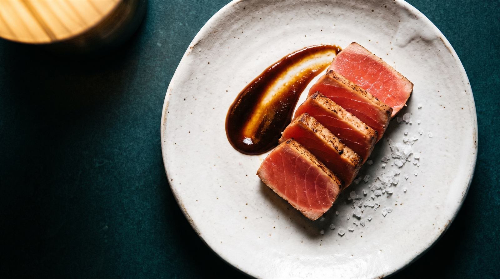 Tataki de atún rojo en plato de cerámica