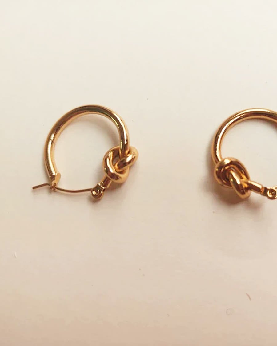 Aro dorado pequeño con detalle de nudo