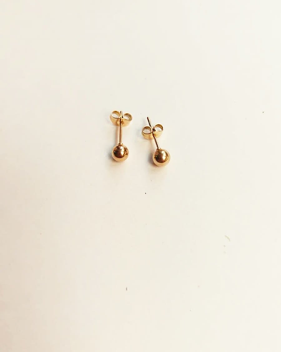 Pendientes de bola dorados