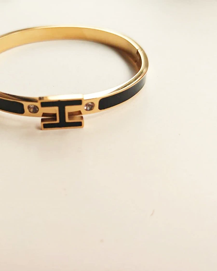 Brazalete rígido dorado con greca negra