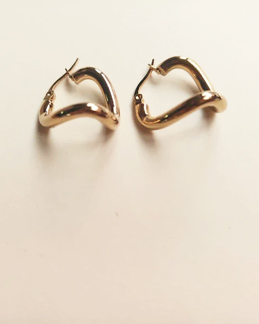 Aros dorados con forma de corazón